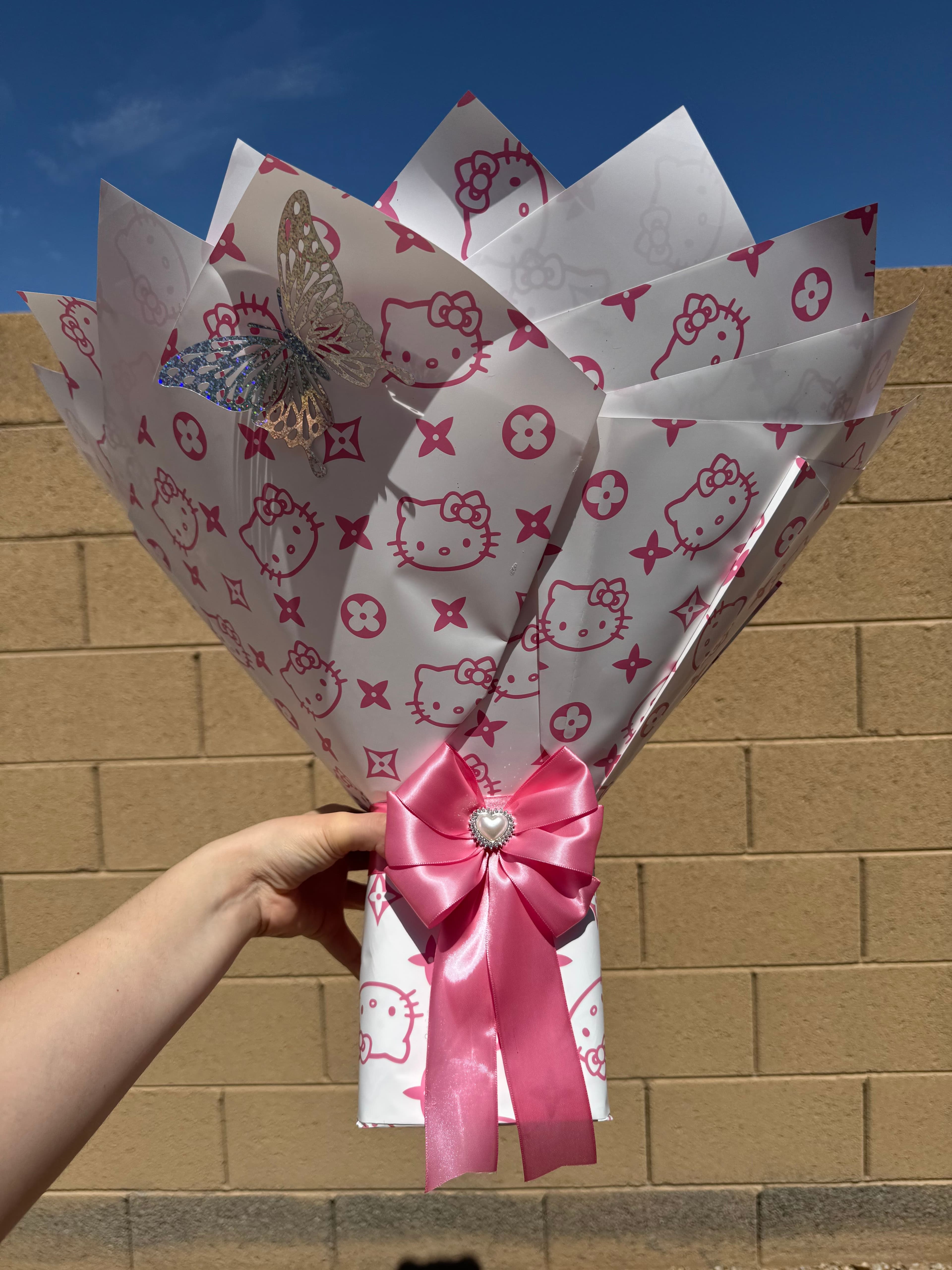 50 Artificial Roses Hello Kitty Bouquet, Crown, Banner - photo 2