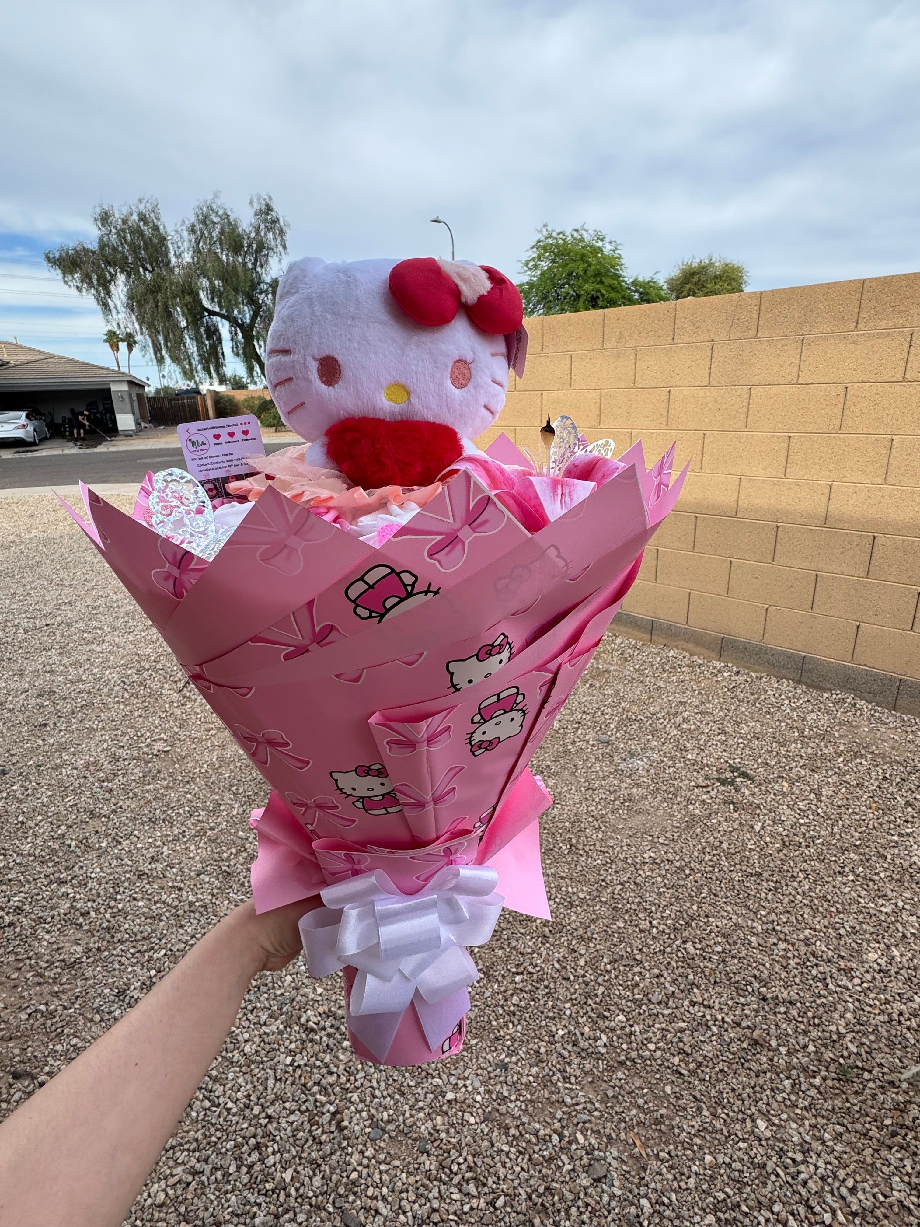 Roses+lily Hello Kitty Arrangement πΈ - photo 2